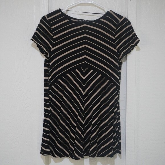 Women's Black and Brown Chevron Stripe Short-Sleeve Shirt - Size Small - Picture 1 of 7